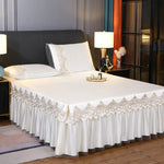 drap lit beige clair broderie fine satiné élégant oreillers taies assorties