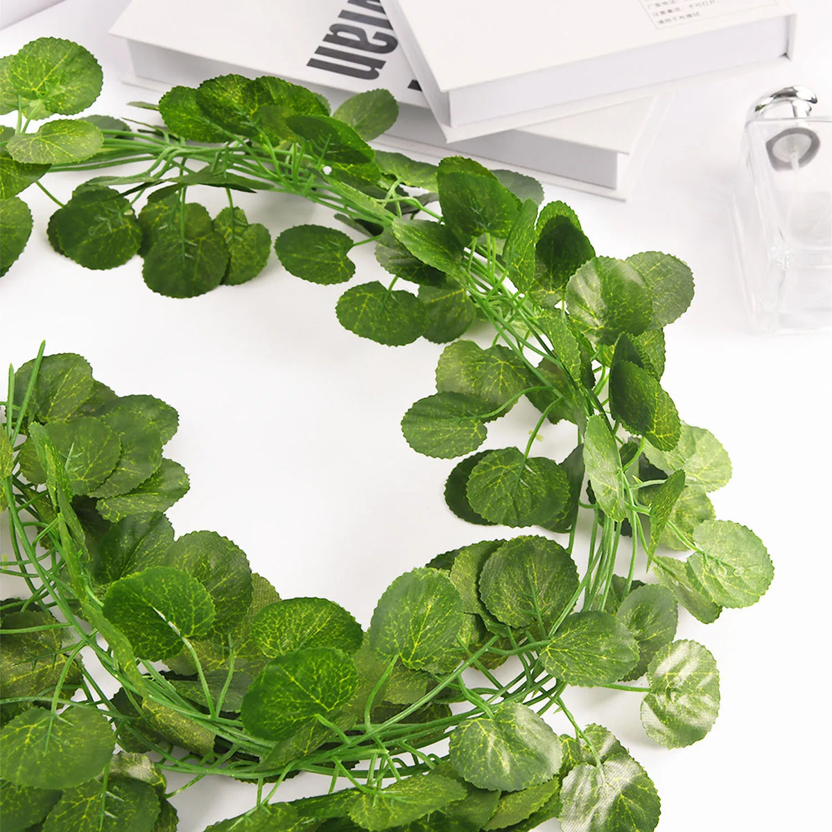 guirlande végétale artificielle feuilles rondes vert moderne 72 feuilles longueur 200cm extérieur