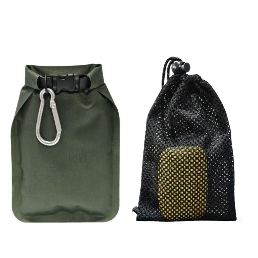 sac savon portable vert olive noir blanc perforations mousse boucle métal compact pratique rangement