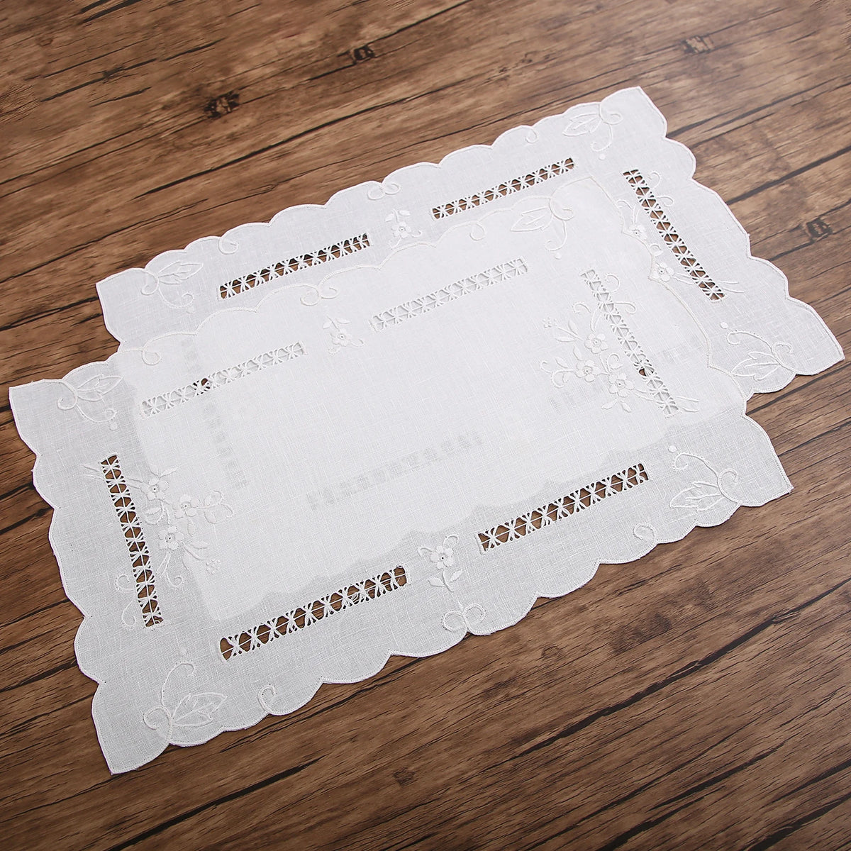chemin table floral brodé lin blanc motifs ajourés vintage traditionnel festonné rectangle