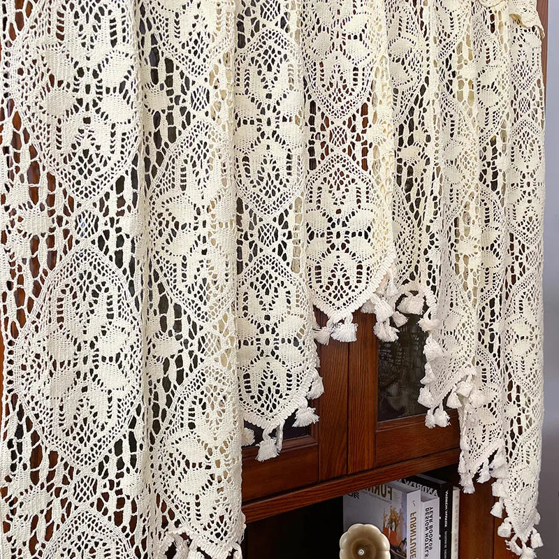 rideau voilage dentelle floral bohème transparent franges pompons entrée salon