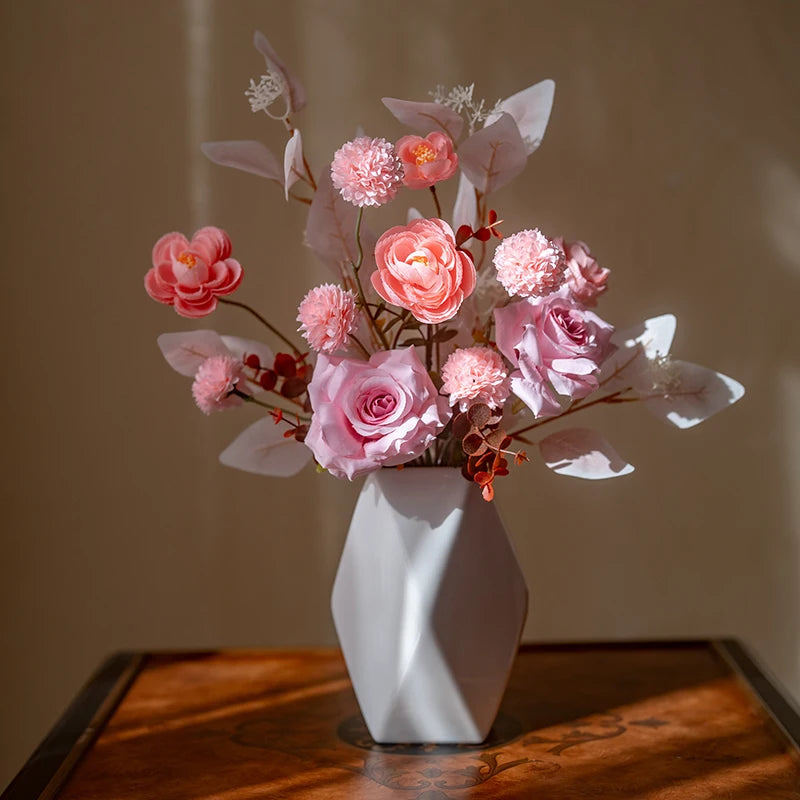 bouquet fleurs artificielles vase bleu foncé blanc crème modernes décoration intérieure mariage anniversaire