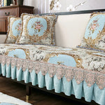 Un ensemble de literie ornementé de motifs floraux et de bordures élégantes dans des tons bleu et doré, créant un style élégant et raffiné pour la chambre.