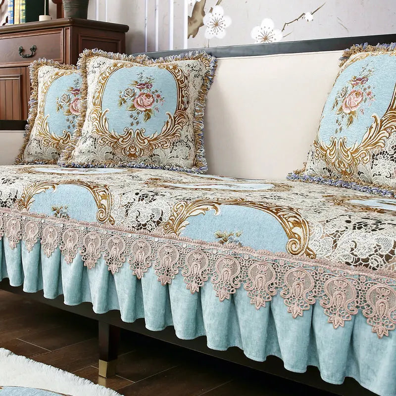 Un ensemble de literie ornementé de motifs floraux et de bordures élégantes dans des tons bleu et doré, créant un style élégant et raffiné pour la chambre.