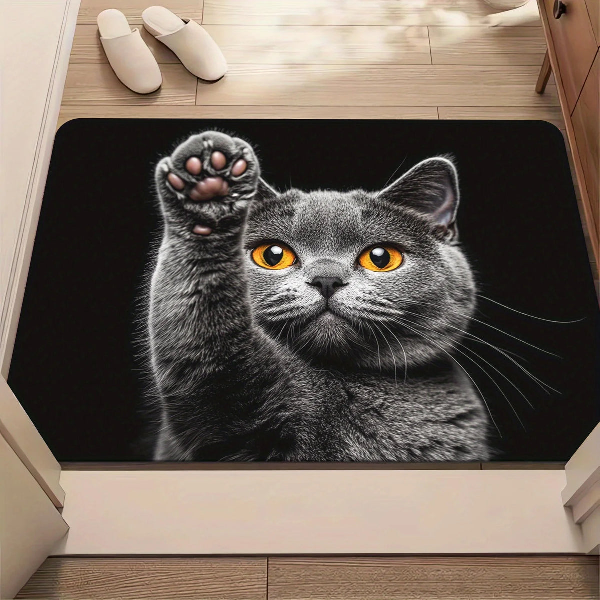 tapis moderne chat noir fond gris yeux jaunes intérieur salon chambre coucher doormat cuisine