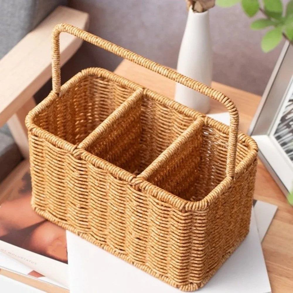 panier tressé marron clair rangement fourchettes cuillères assaisonnement pain vin fromage fruits serviettes gobelet
