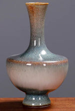 Cette élégante poterie vernissée aux couleurs subtiles et chaleureuses capture l'attention avec son design unique et ses proportions équilibrées, créant une pièce décorative de grand charme.
