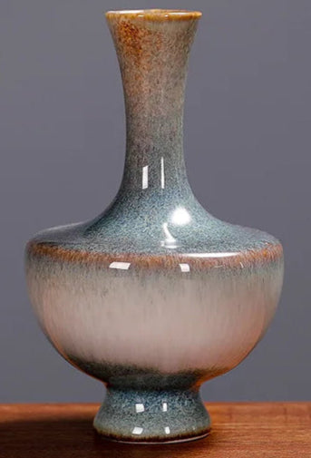 Cette élégante poterie vernissée aux couleurs subtiles et chaleureuses capture l'attention avec son design unique et ses proportions équilibrées, créant une pièce décorative de grand charme.