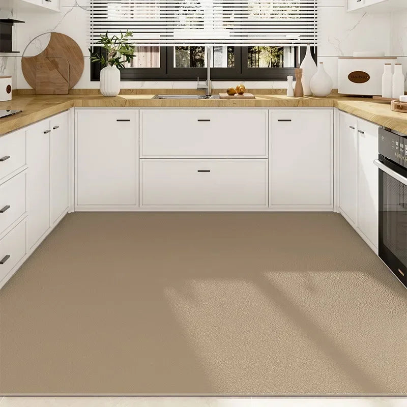 Cette cuisine élégante et moderne présente des armoires blanches, un plan de travail en bois, des décorations et des accessoires décoratifs.