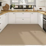 Cette cuisine élégante et moderne présente des armoires blanches, un plan de travail en bois, des décorations et des accessoires décoratifs.