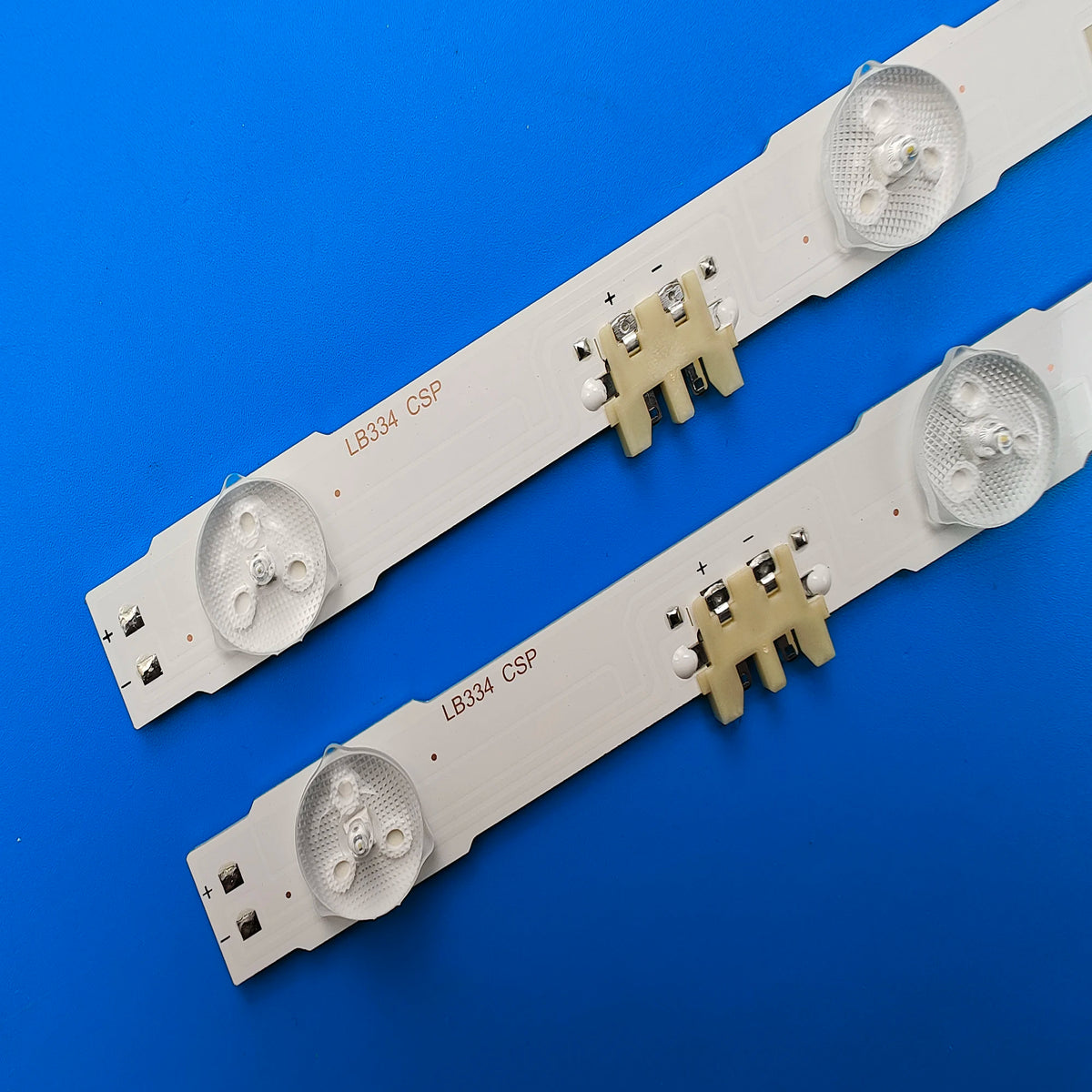 bande lumineuse led blanc moderne clips fixations connecteurs électriques orifices