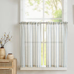 Rideaux courts à rayures bleues et crème, parfaits pour ajouter une touche élégante et lumineuse à votre cuisine ou salle de bain. Accessoirisez votre espace avec des voilages tendance pour un style moderne et raffiné.