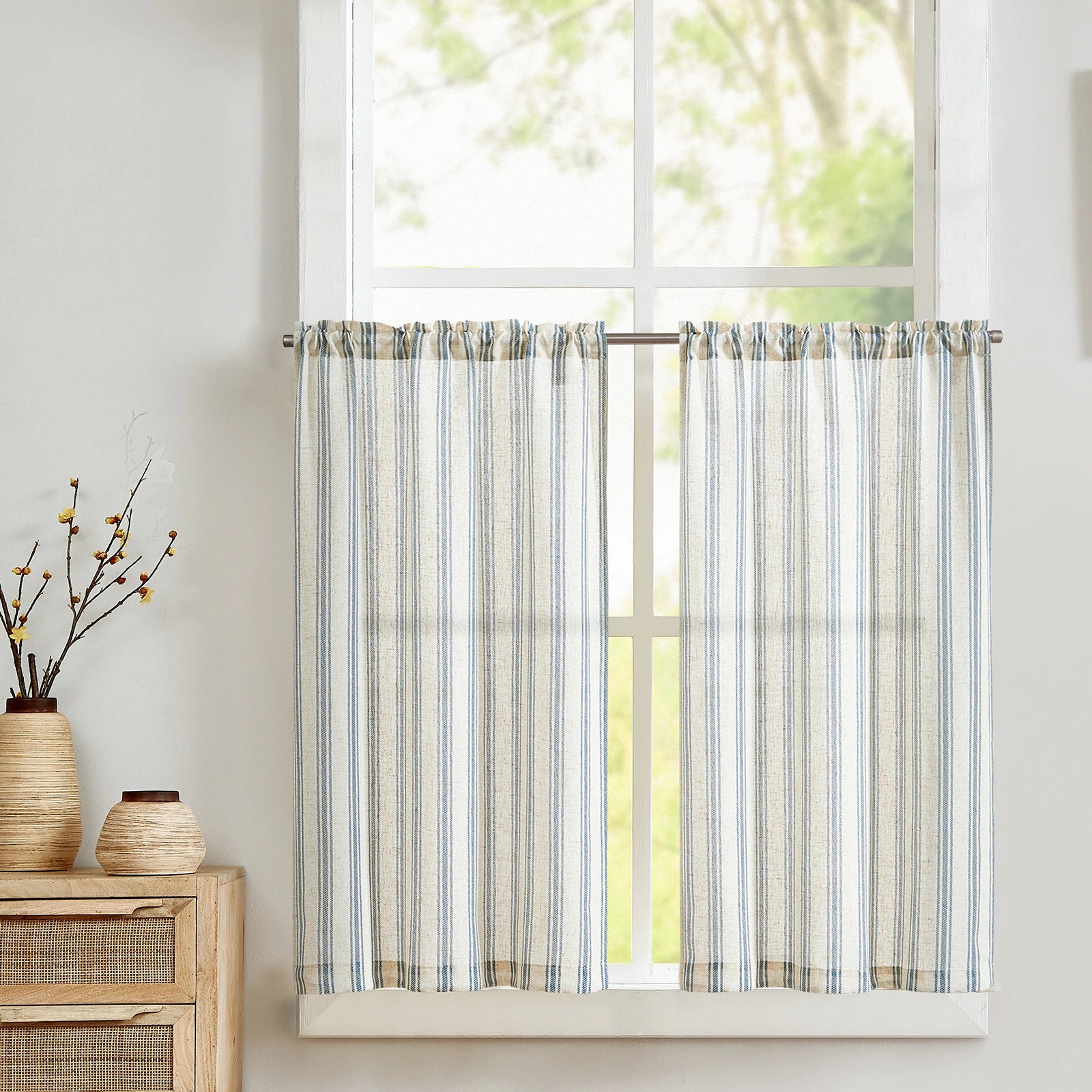 Rideaux courts à rayures bleues et crème, parfaits pour ajouter une touche élégante et lumineuse à votre cuisine ou salle de bain. Accessoirisez votre espace avec des voilages tendance pour un style moderne et raffiné.