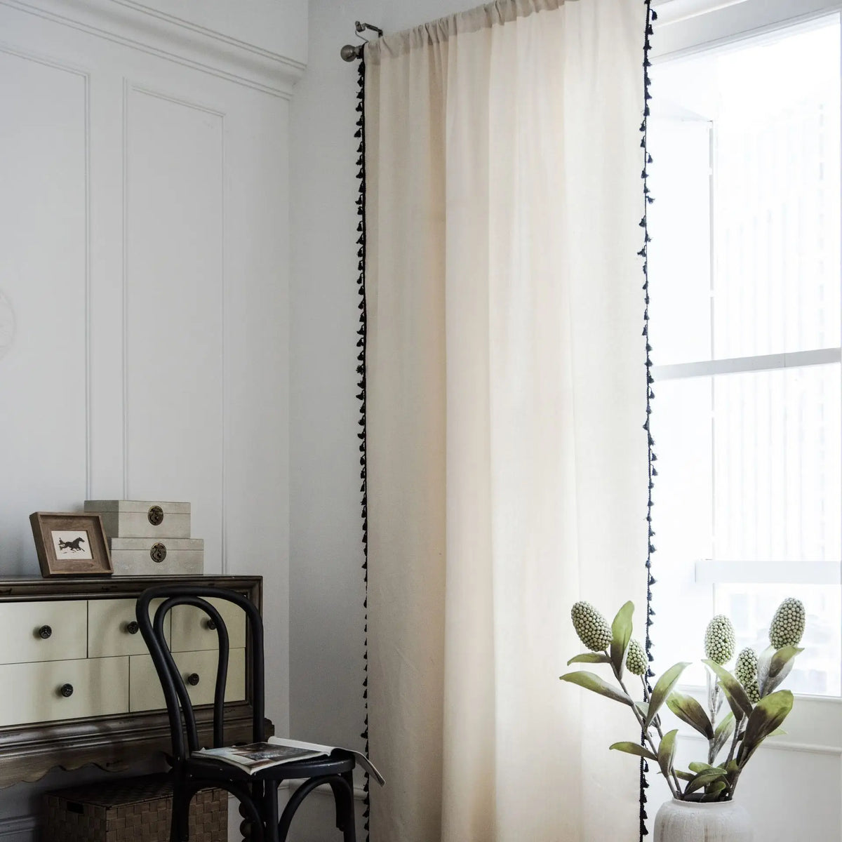 rideau blanc bordure noire pompons transparence moyenne bohème chicintérieur chambre restaurant