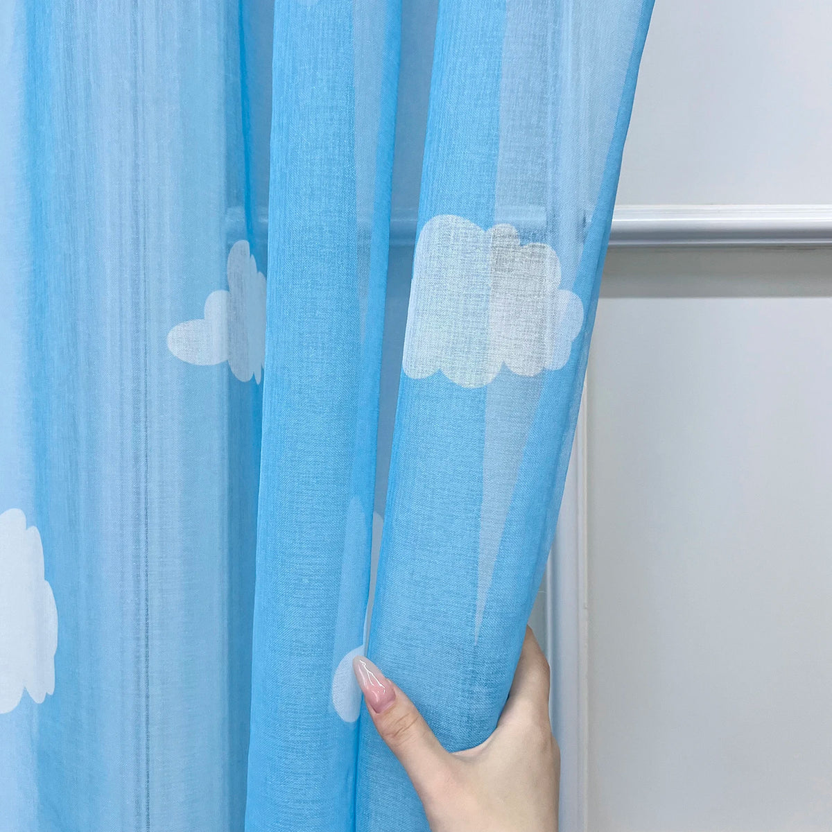rideau tulle bleu nuages blancs semi transparent moderne chambre enfant