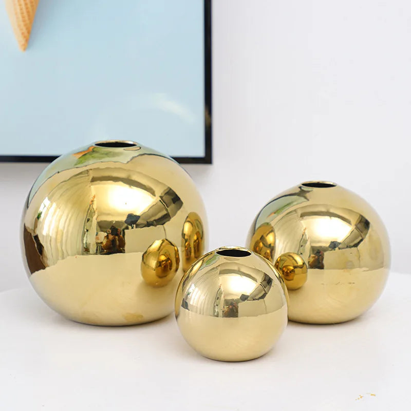 vases sphériques dorés lisses brillants modernes minimalistes intérieur salon faux fleurs