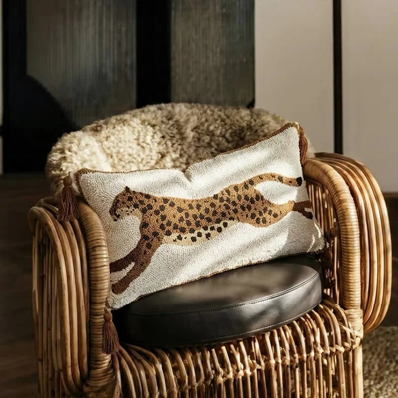 housse coussin lombaire léopard peluche pompons vintage décoration maison lit voiture