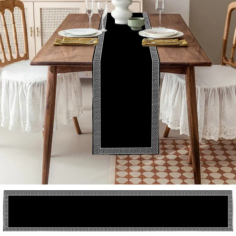 chimene table lin motif grec noir blanc decoratif classique assiettes couverts verres