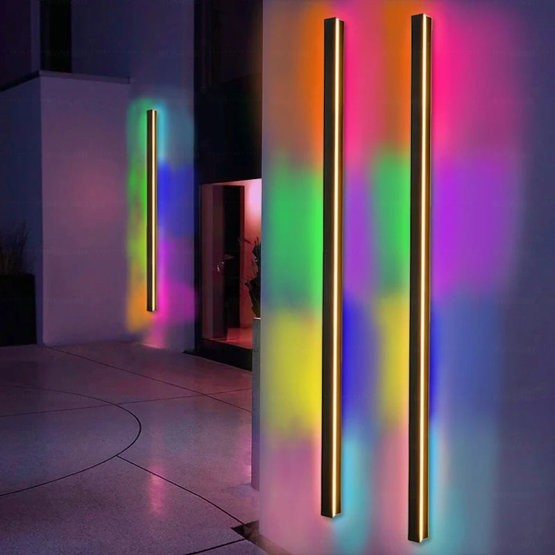 Effet d'éclairage RGB de l'applique murale dans un jardin le soir