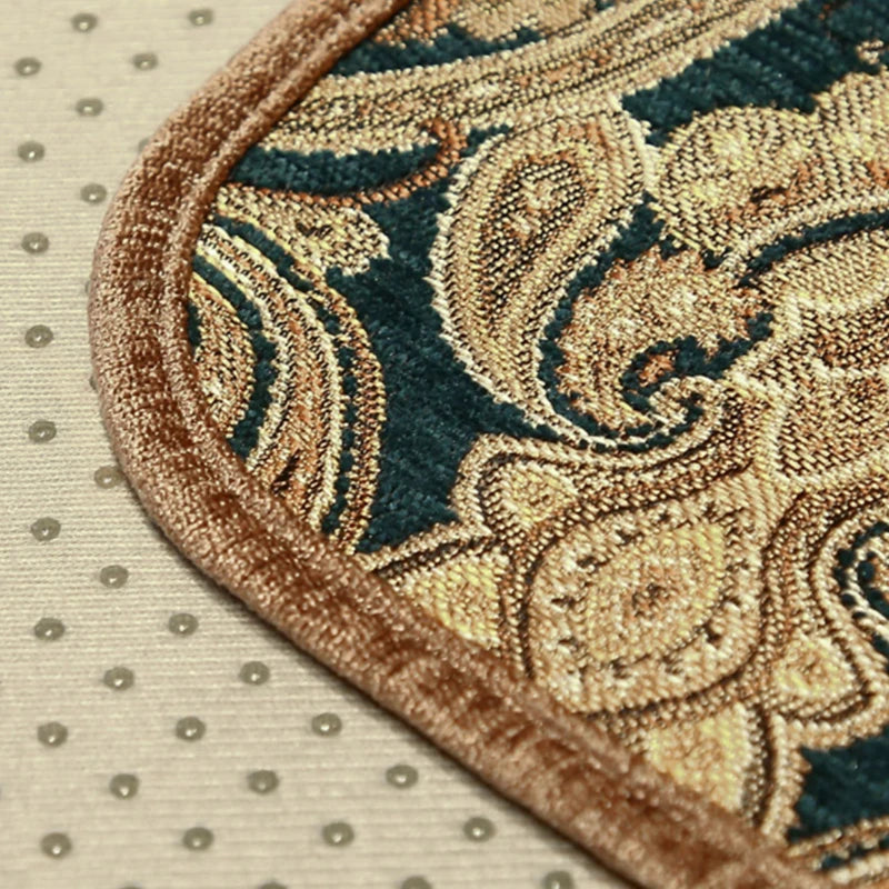 Une tapisserie murale en dentelle brune et turquoise avec un motif ornemental complexe et délicat.