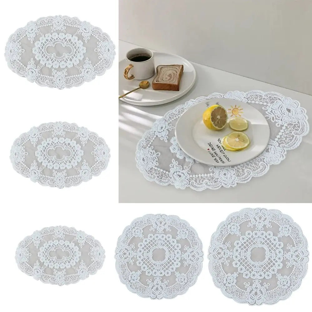 serviettes table classiques blanc dentelle fine motifs floraux ovales ronds table decoration mariage vintage
