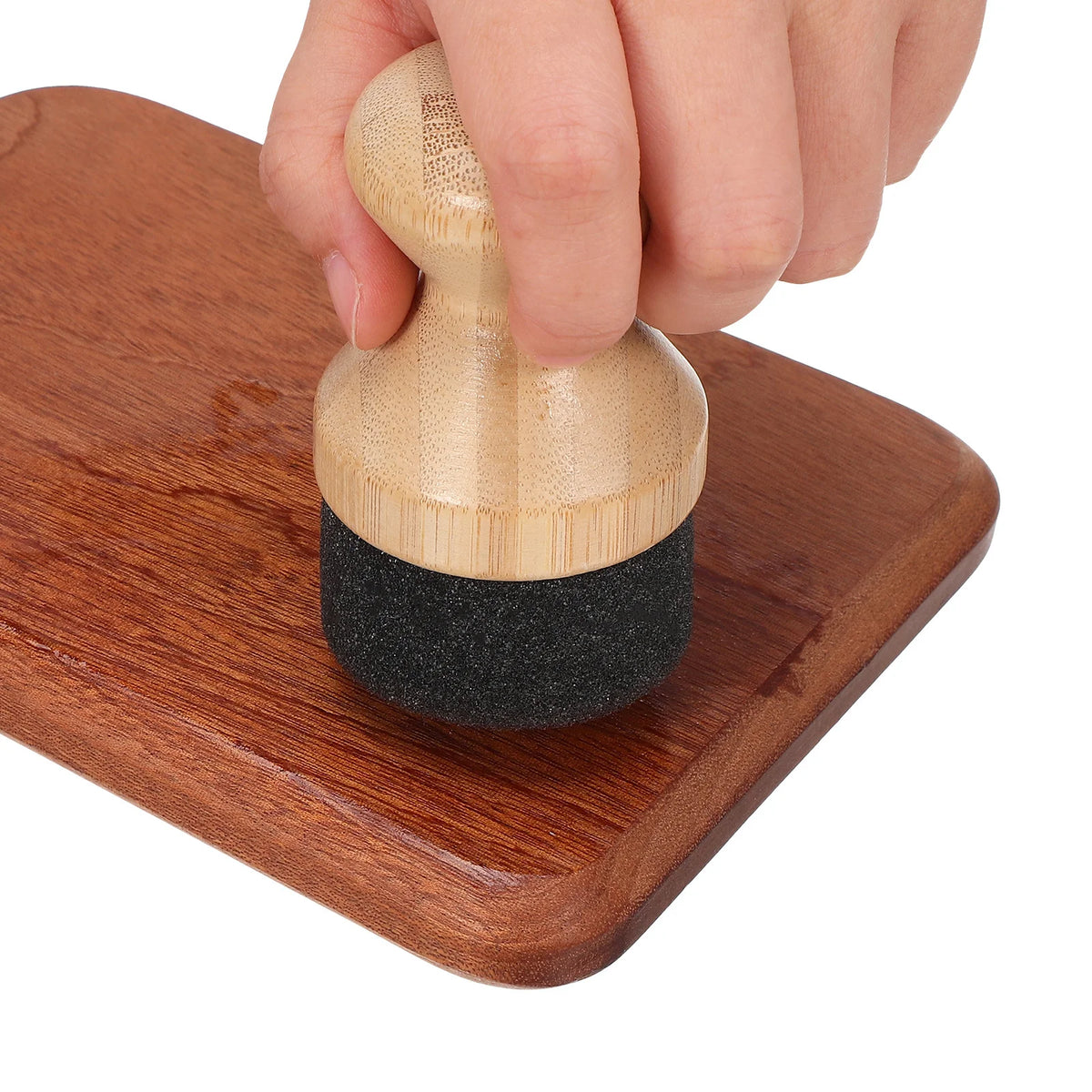 tampon bois mousse noire grain visible rustique cuisine ustensiles bois clair anis étoilé piments