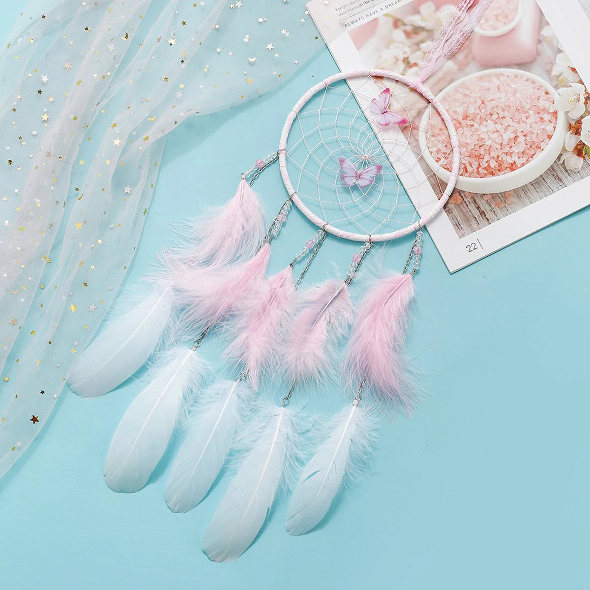 attrape rêves boho chic papillons plumes rose clair blanc moderne chambre décoration suspendue
