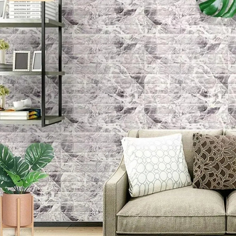 Mur de salon avec papier peint brique rouge