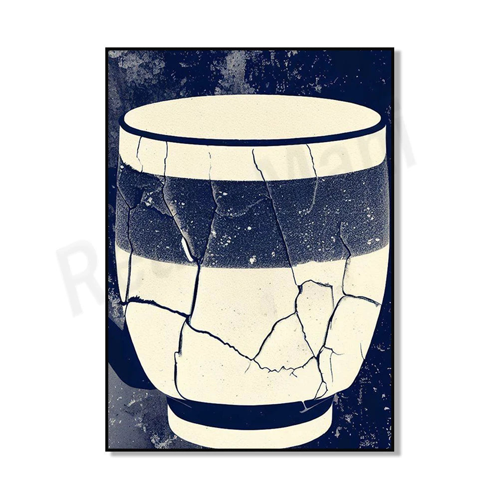 Un bol en céramique blanc et bleu foncé, avec des motifs géométriques et des fissures intéressantes sur la surface, créant une texture et un style unique.