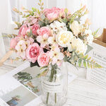 bouquet fleurs artificielles violet rose pêche blanc vert feuilles vertes vase transparent décoration intérieure