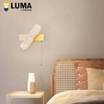 lampe murale led moderne minimaliste pierre bois marron clair interrupteur texture granitique