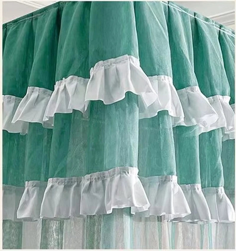 Élégante jupe vert menthe à volants blancs, créant un look romantique et frais.