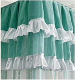 Élégante jupe vert menthe à volants blancs, créant un look romantique et frais.