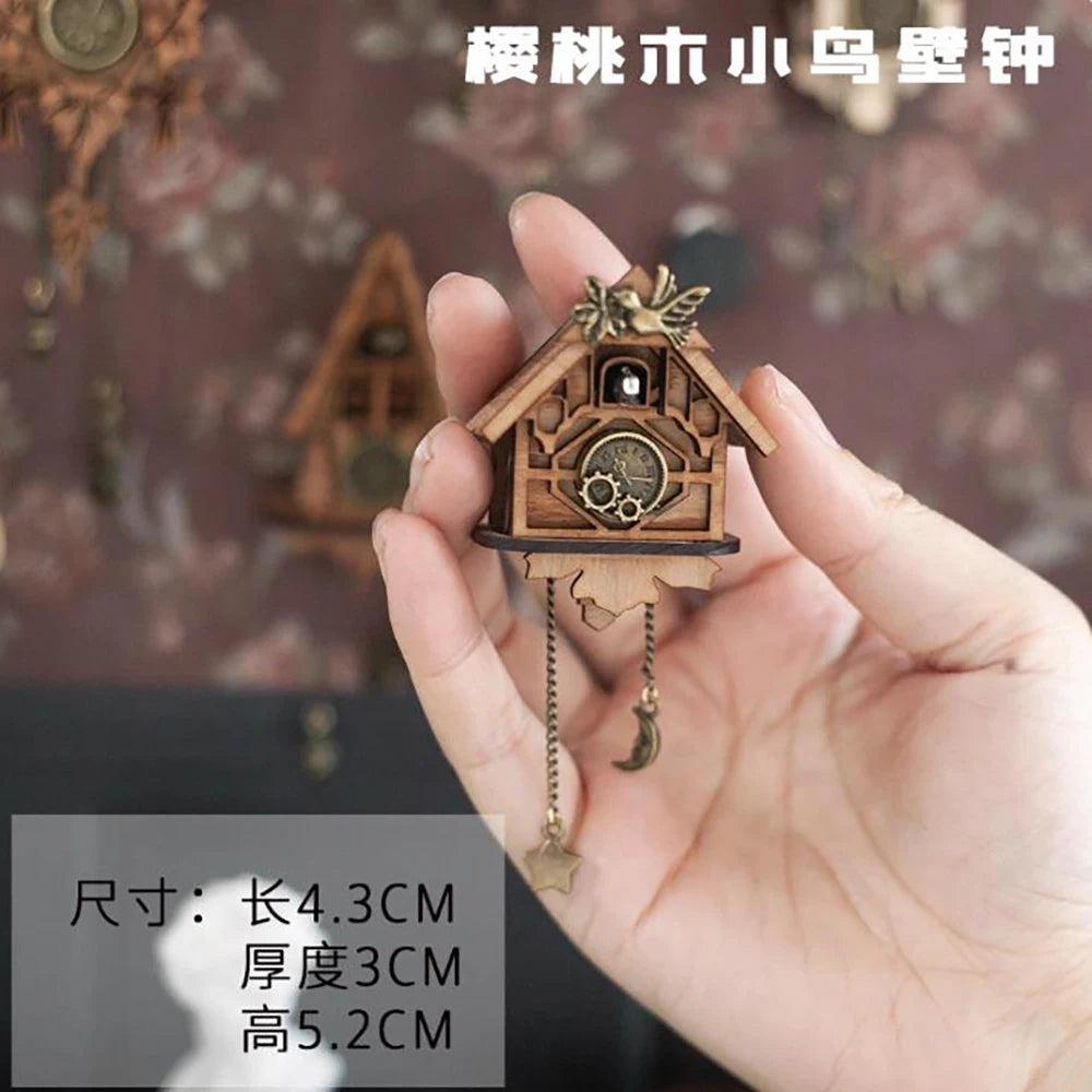 horloge murale vintage bois naturel motifs floraux aiguilles cadran doré artisanal miniature