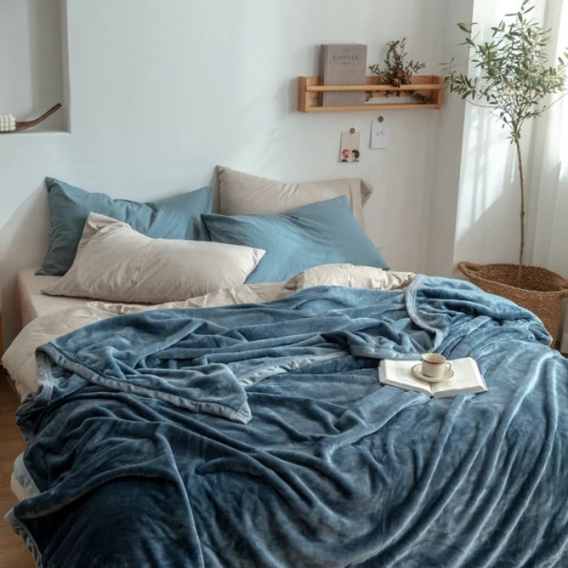 Une chambre confortable et accueillante, avec un lit douillet et des oreillers moelleux, dans des tons de bleu et de beige, créant une atmosphère sereine et reposante.