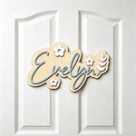 plaque décorative bois personnalisable moderne irrégulière lettres stylisées rose clair fleurs simple 25cm 30cm