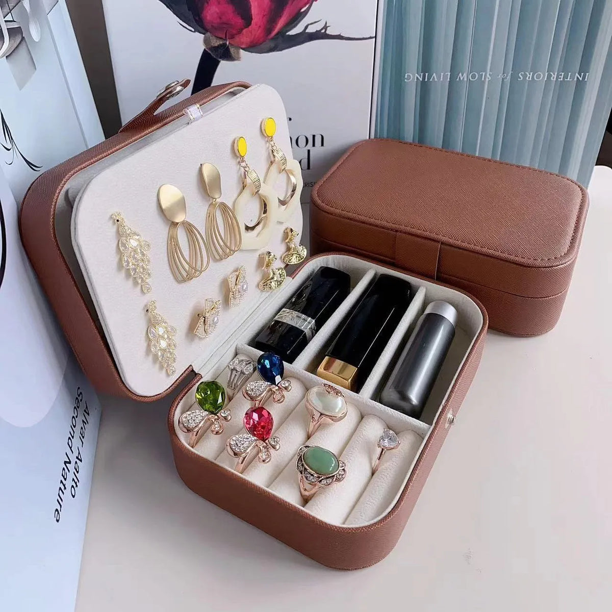 boîte bijoux portable velours beige cuir moderne boucles d'oreilles bagues colliers transparentes chic