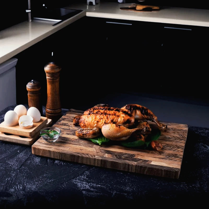 planches découper bois teck durable élégante cuisine préparation aliments rectangle marron clair herbes bol