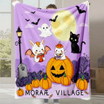 Une illustration colorée représentant des personnages mignons de Halloween, une citrouille, des chauves-souris et une pleine lune dans un village fantôme.