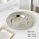 assiettes modernes argentées lisses steak gâteaux desserts vaisselle table minimaliste