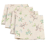 Des serviettes de table en lin imprimées de motifs floraux et végétaux délicats, créant une ambiance naturelle et apaisante.