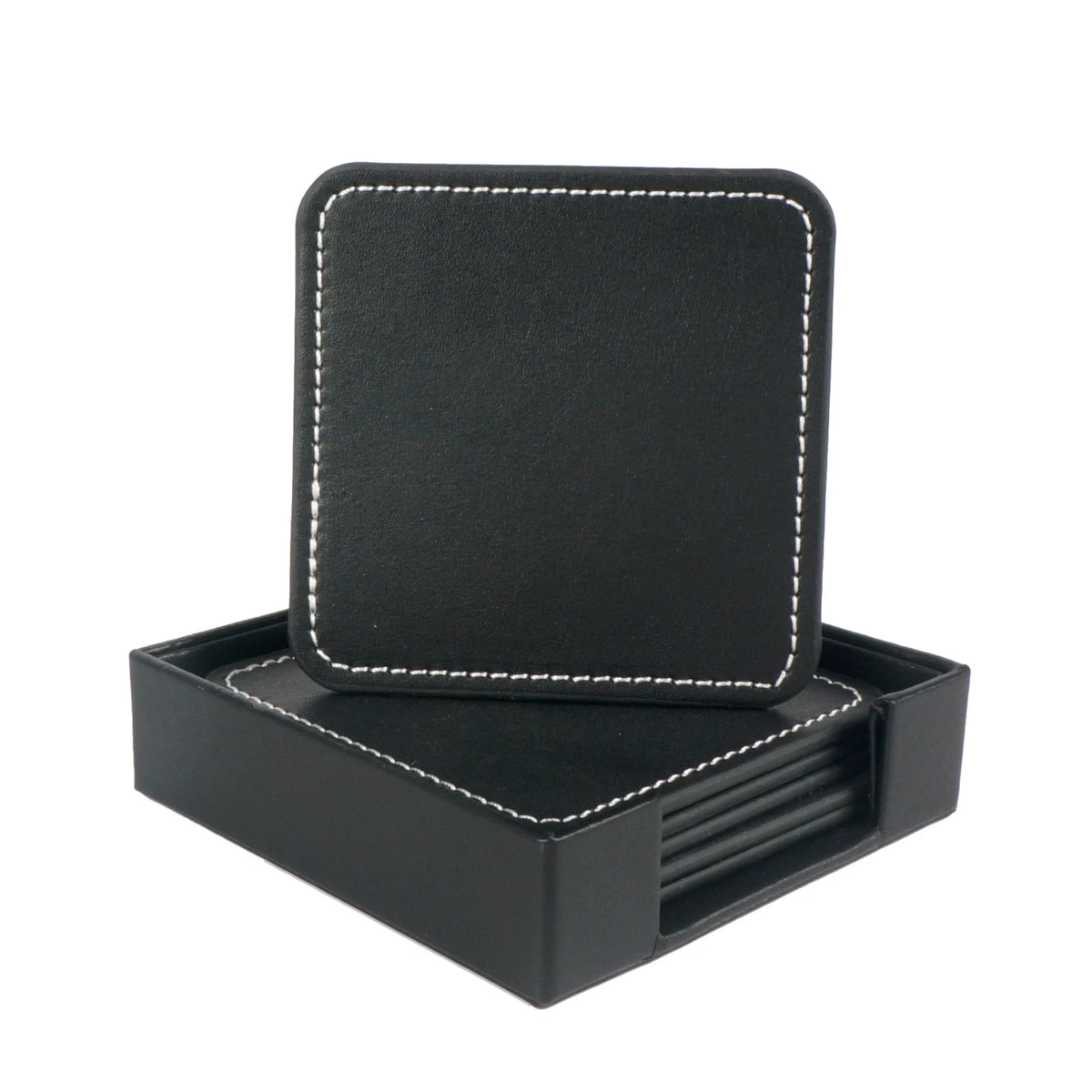 Boîte carrée en cuir noir avec couvercle et assortiment de sous-verres assortis, présentée sur fond blanc.