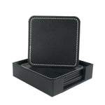 Boîte carrée en cuir noir avec couvercle et assortiment de sous-verres assortis, présentée sur fond blanc.