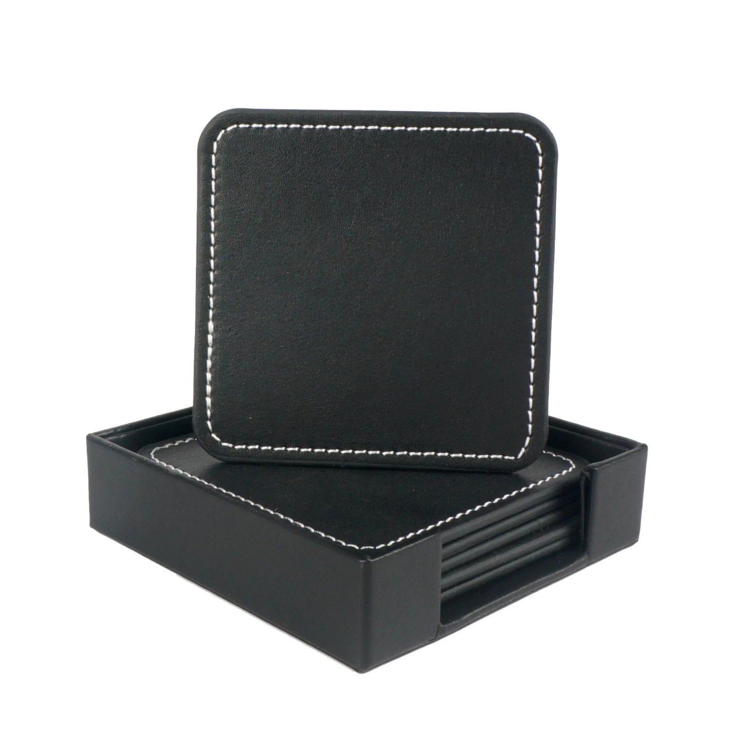 Boîte carrée en cuir noir avec couvercle et assortiment de sous-verres assortis, présentée sur fond blanc.