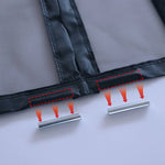 Détail du système d’aimants intégré dans le voilage noir anti moustique