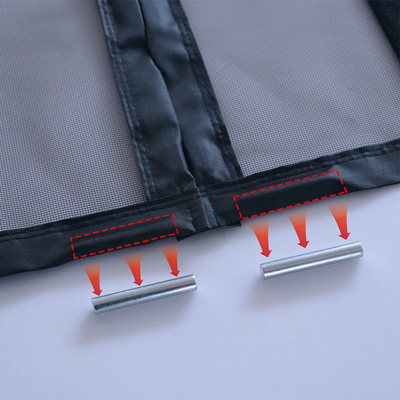 Détail du système d’aimants intégré dans le voilage noir anti moustique