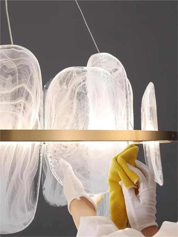 suspension lumineuse contemporaine élégante blanc doré texture organique ondulée translucent câbles suspension