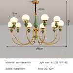 Chandelier classique vert doré globes blancs élégant chambre salon