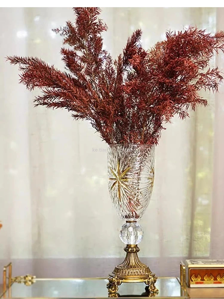 Vase blanc avec bouquet de fleurs