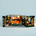 maquette lego détaillée adhésif lumineuse couleurs vives canapé bar étagères affiches